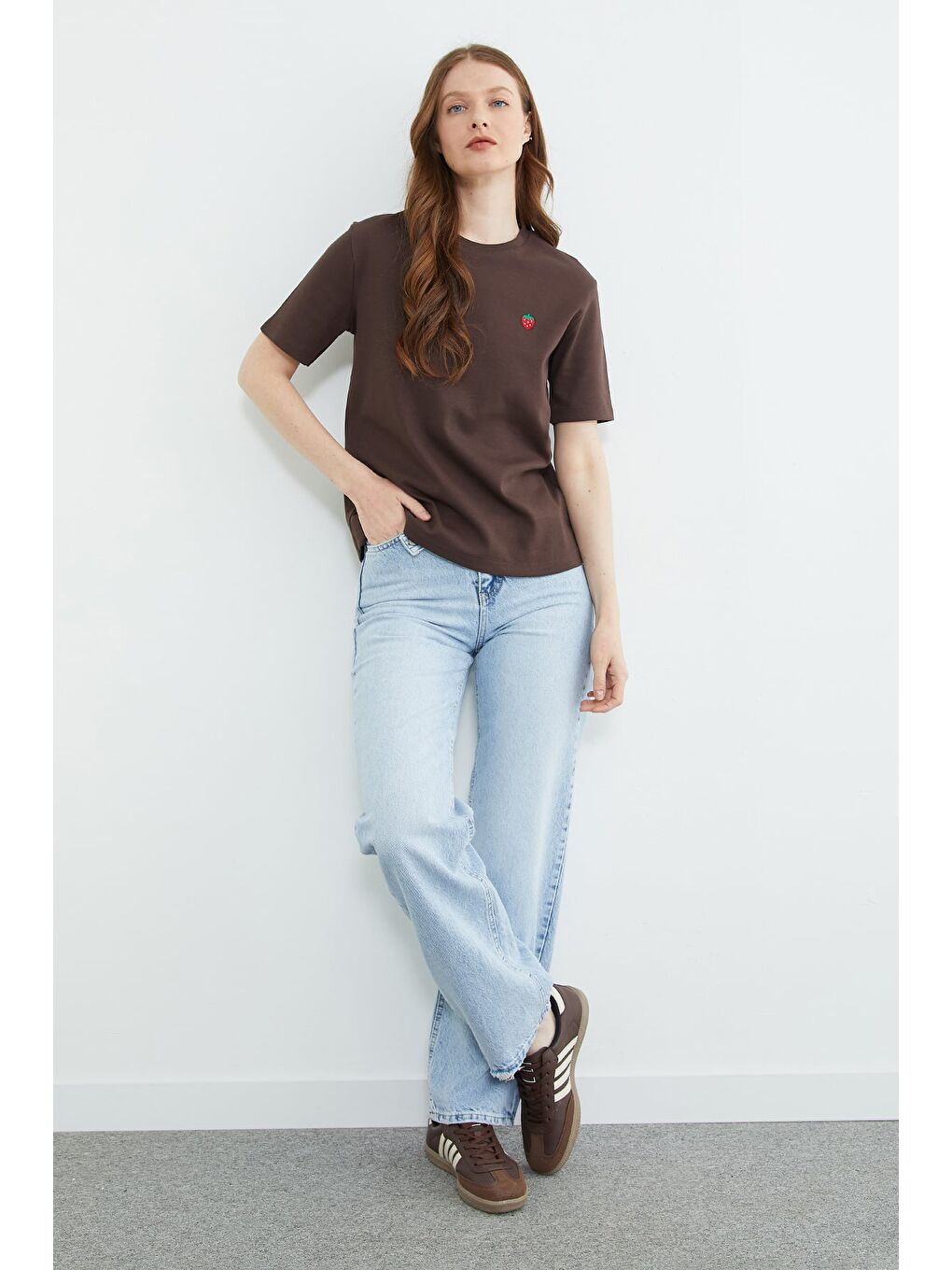 Kahverengi Çilek Nakışlı Bisiklet Yaka Tişört-3