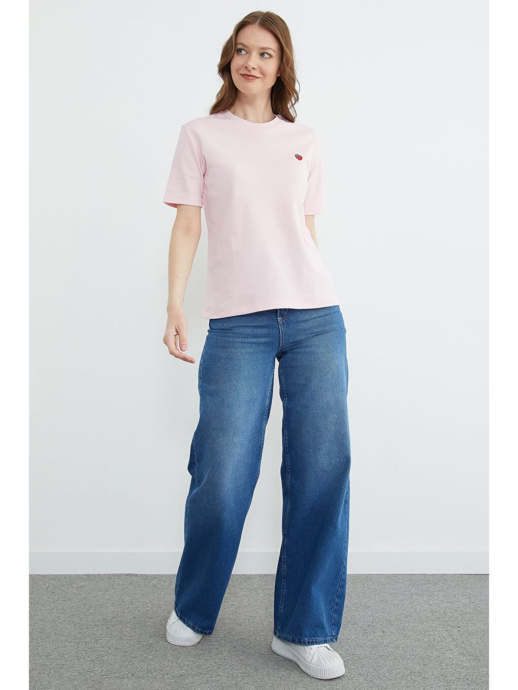 Pembe Çilek Nakışlı Bisiklet Yaka Tişört-3