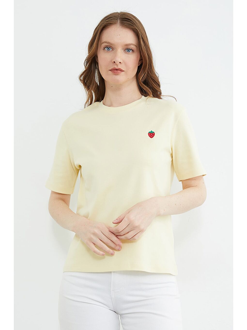 Sarı Çilek Nakışlı Bisiklet Yaka Tişört