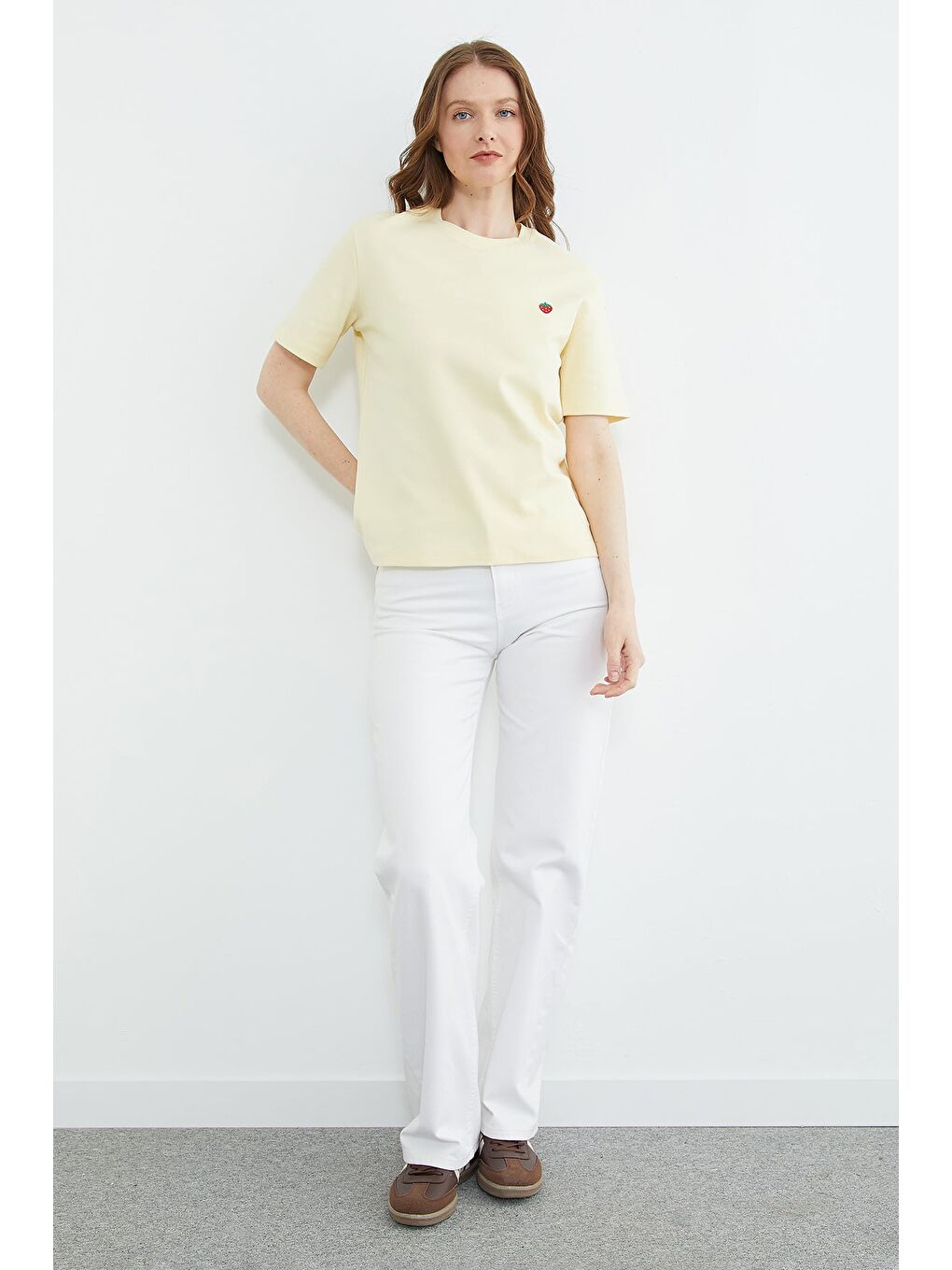 Sarı Çilek Nakışlı Bisiklet Yaka Tişört-2