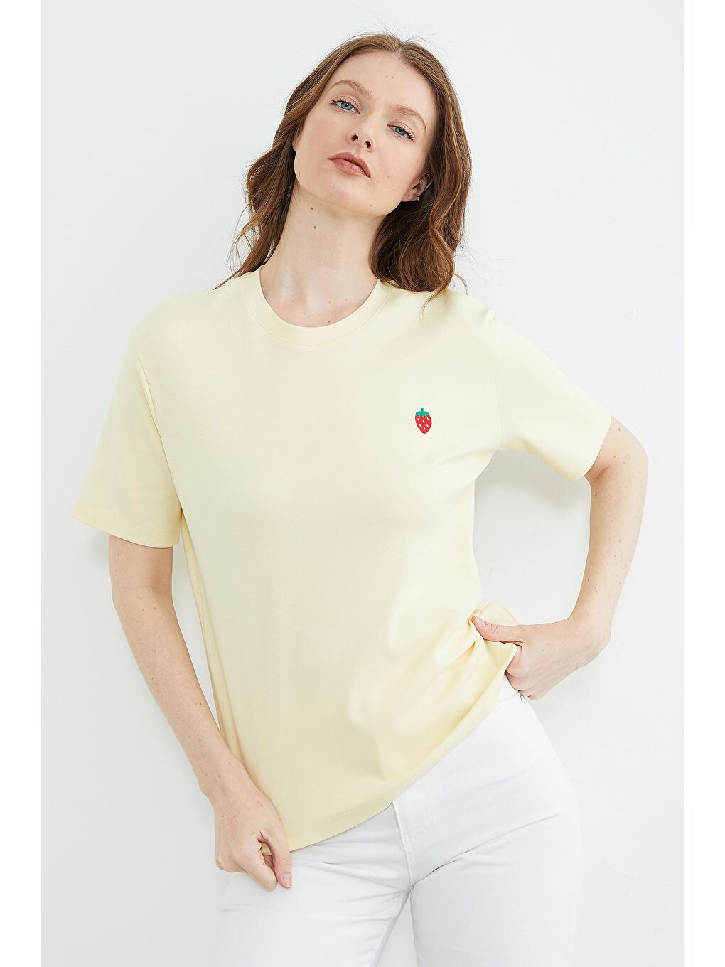 Sarı Çilek Nakışlı Bisiklet Yaka Tişört-3