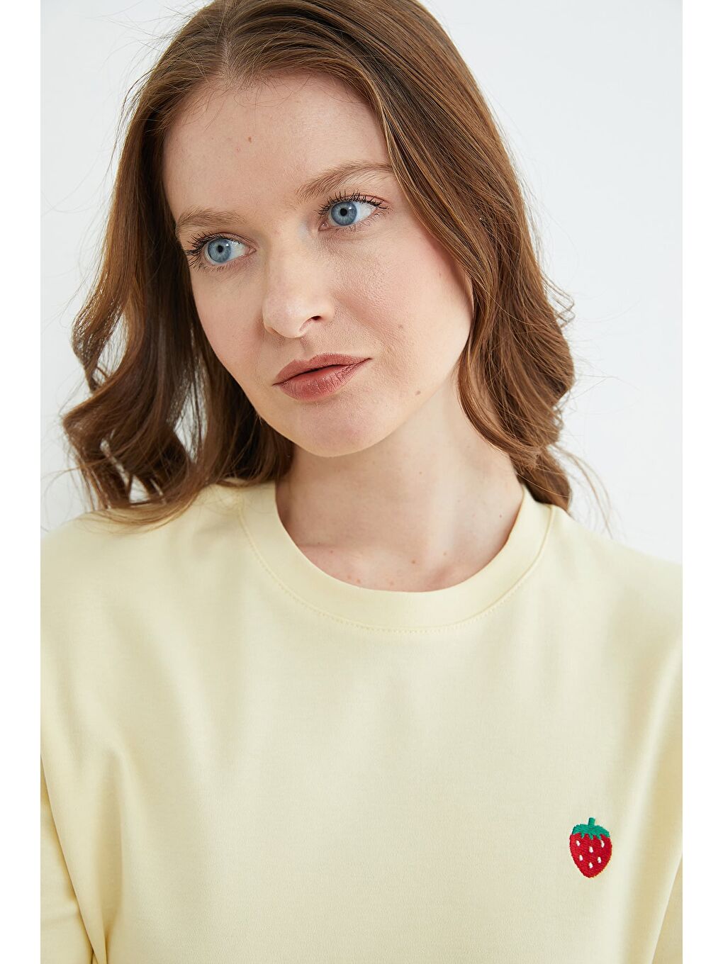 Sarı Çilek Nakışlı Bisiklet Yaka Tişört-4