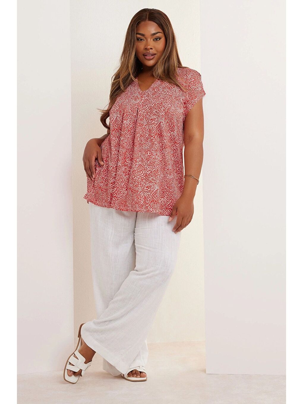 Kırmızı Büyük Beden V Yaka Çiçek Desenli Kısa Kollu T-shirt 322657