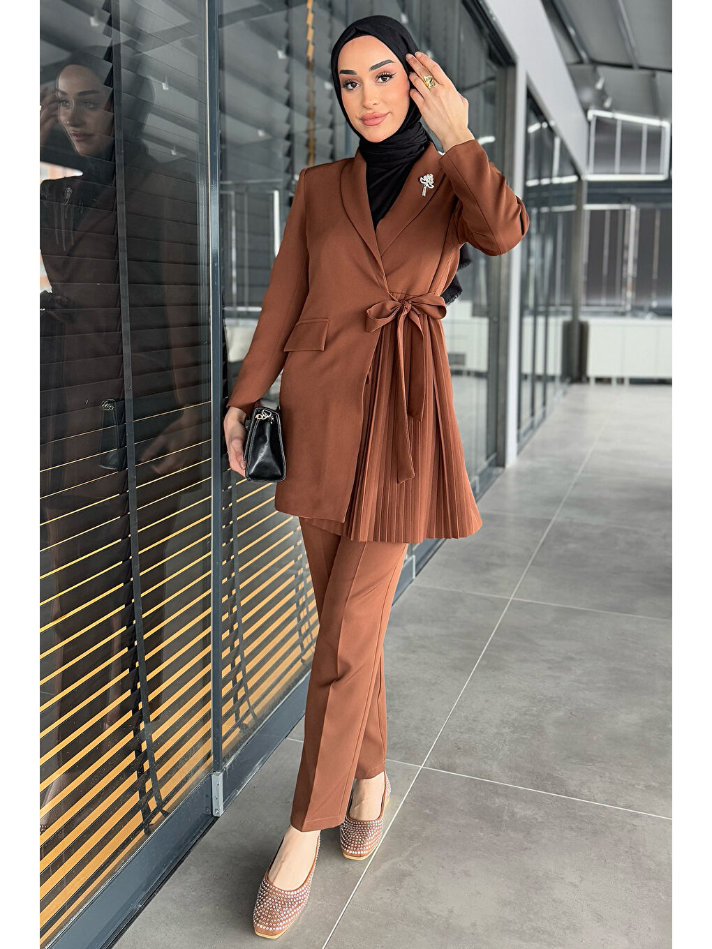 Kahverengi Kadın Broş Detaylı Pileli Tesettür Blazer Ceket Pantolon İkili Takım-1