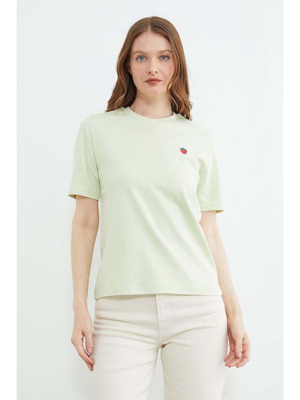 Yeşil Çilek Nakışlı Bisiklet Yaka Tişört-1