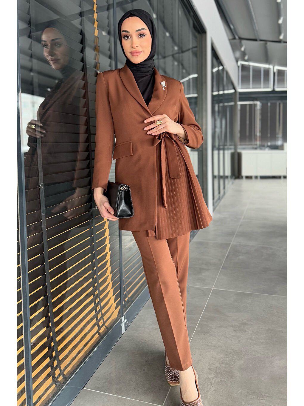 Kahverengi Kadın Broş Detaylı Pileli Tesettür Blazer Ceket Pantolon İkili Takım-3