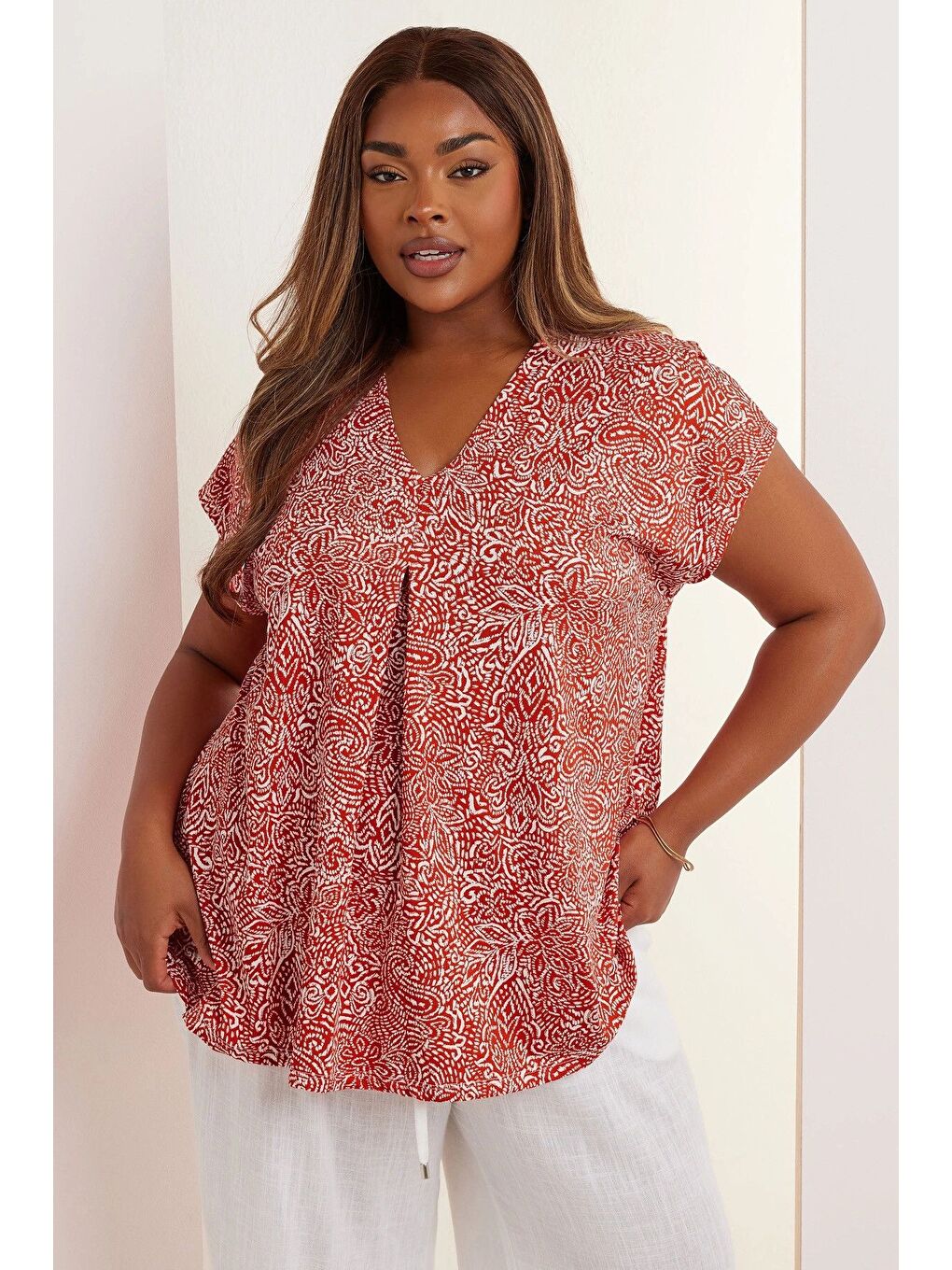 Kırmızı Büyük Beden V Yaka Çiçek Desenli Kısa Kollu T-shirt 322657-1