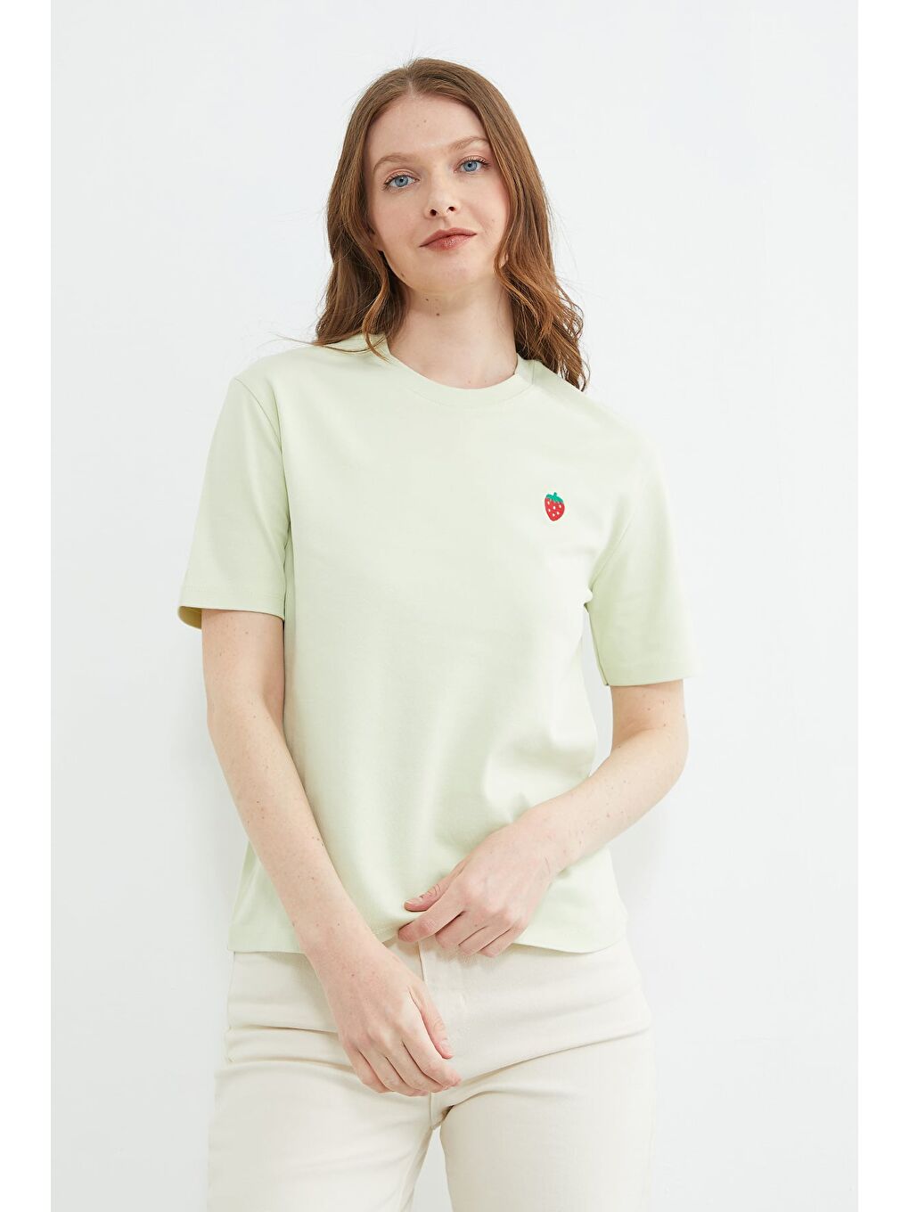 Yeşil Çilek Nakışlı Bisiklet Yaka Tişört-3