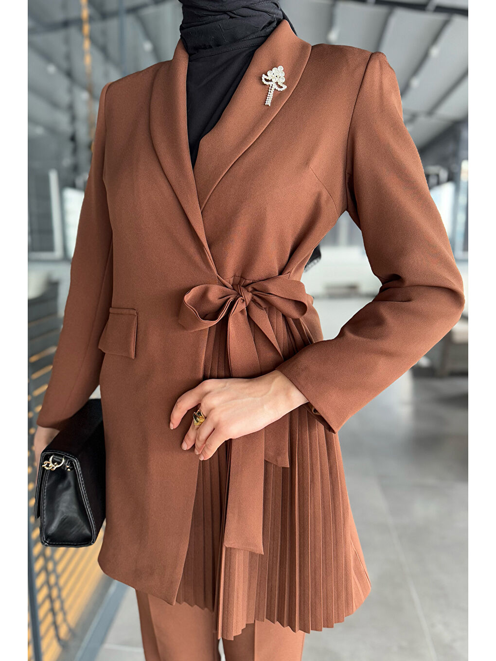 Kahverengi Kadın Broş Detaylı Pileli Tesettür Blazer Ceket Pantolon İkili Takım-4