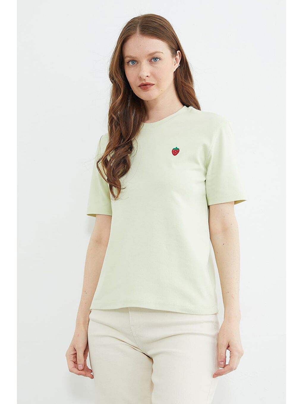 Yeşil Çilek Nakışlı Bisiklet Yaka Tişört-4