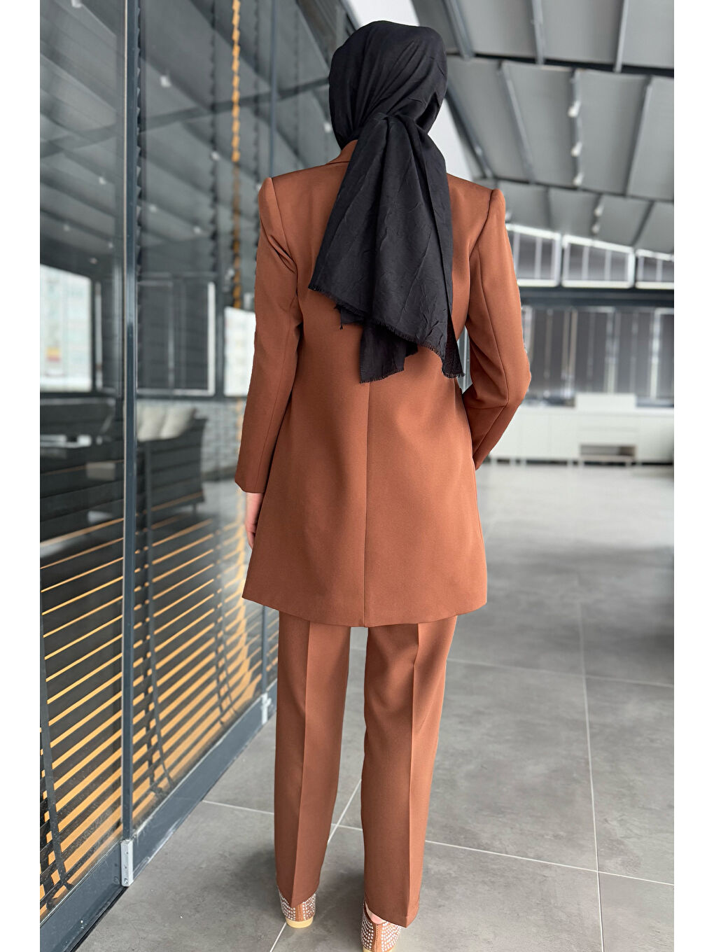Kahverengi Kadın Broş Detaylı Pileli Tesettür Blazer Ceket Pantolon İkili Takım-7