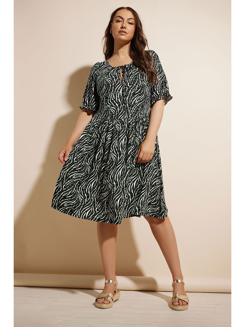 Siyah Büyük Beden Yakası Büzgülü Desenli Mini Elbise 304018