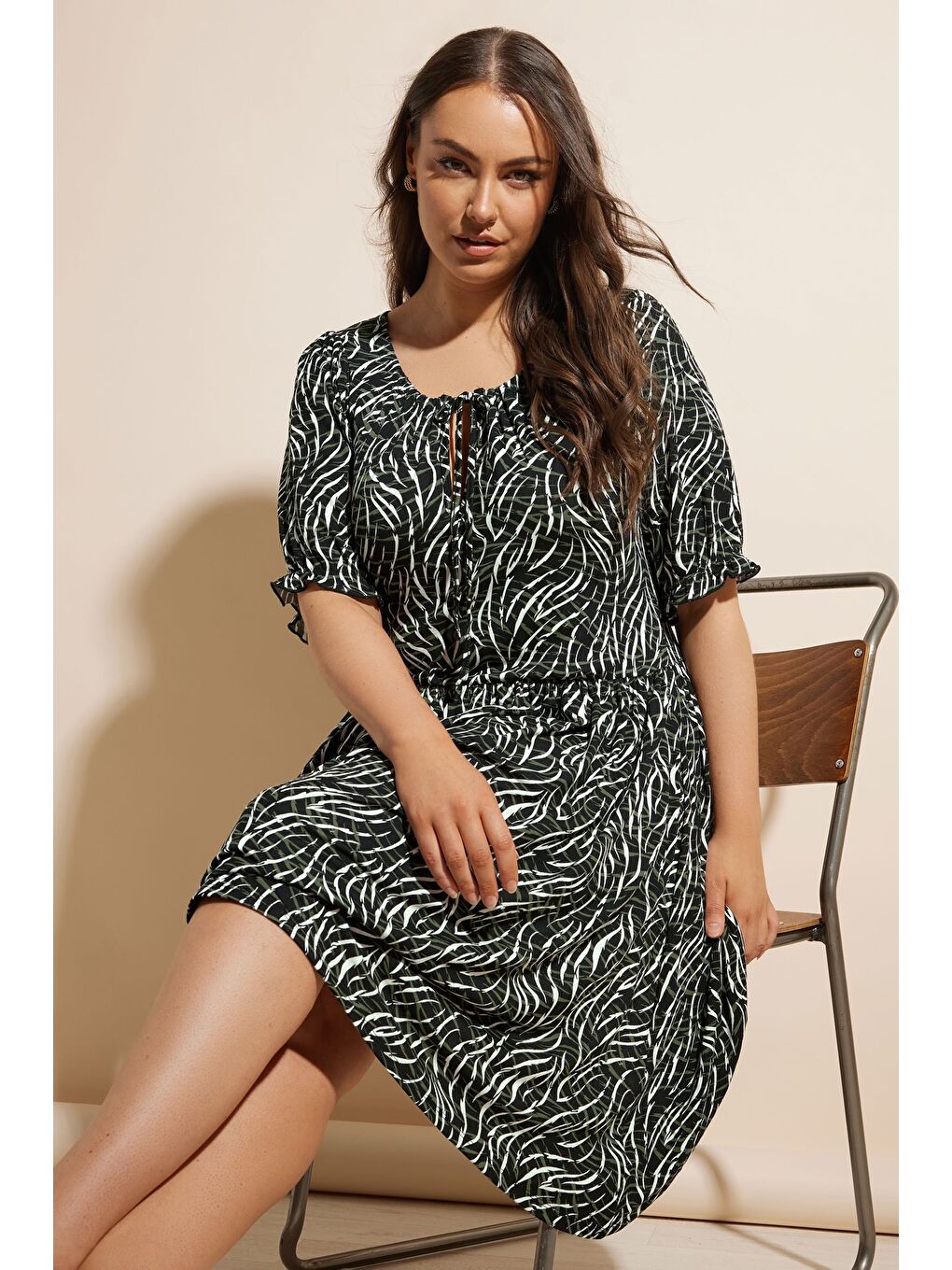 Siyah Büyük Beden Yakası Büzgülü Desenli Mini Elbise 304018-1