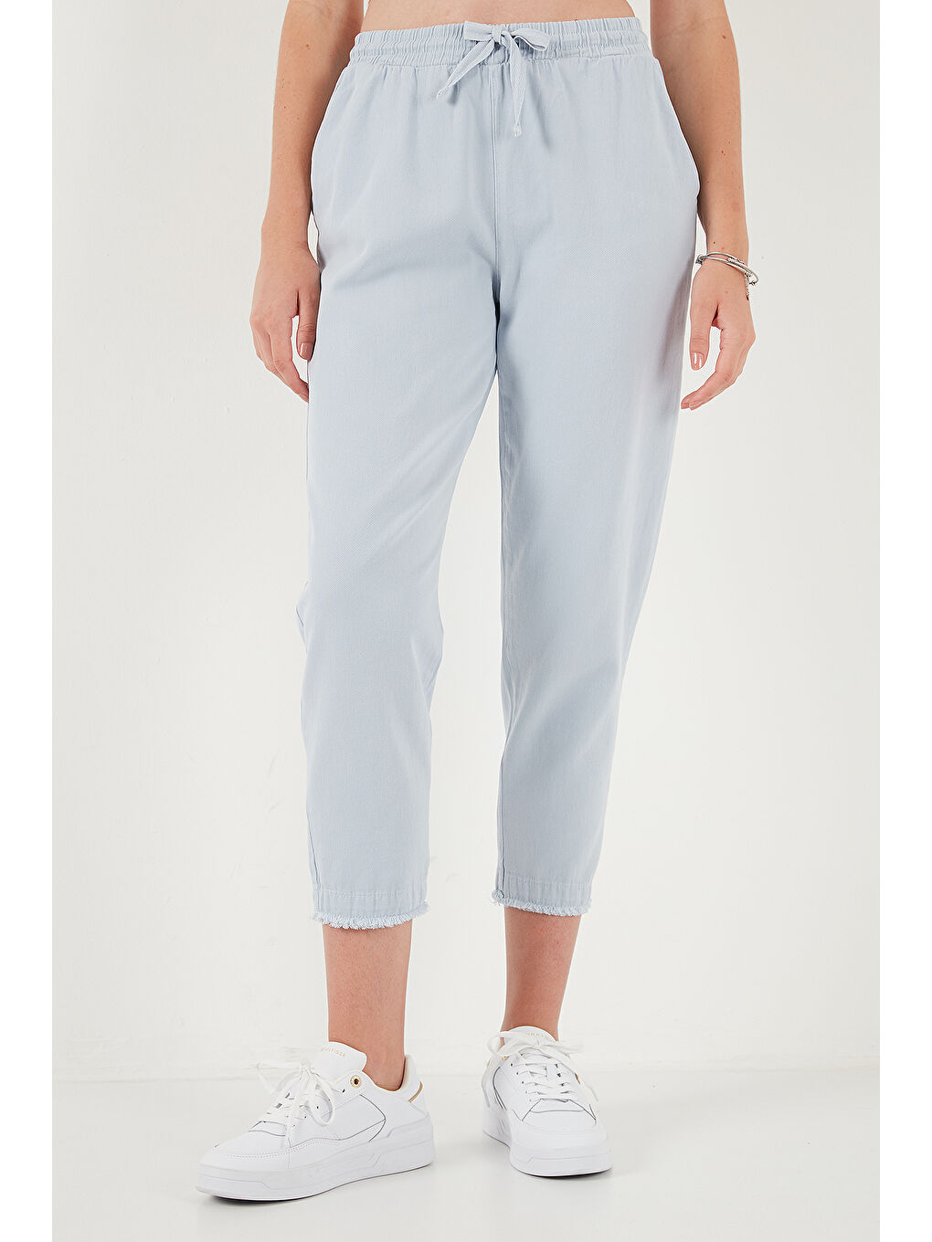 Mavi Pamuklu Normal Bel Regular Fit Düz Paça Kadın Pantolon 668YP42282S4-1