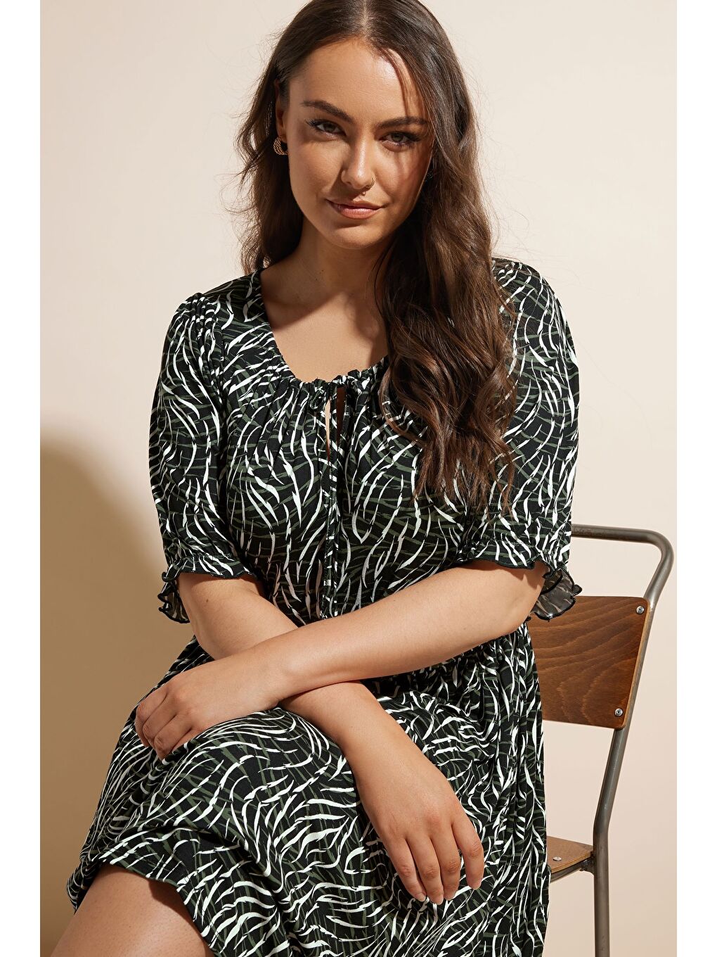 Siyah Büyük Beden Yakası Büzgülü Desenli Mini Elbise 304018-3