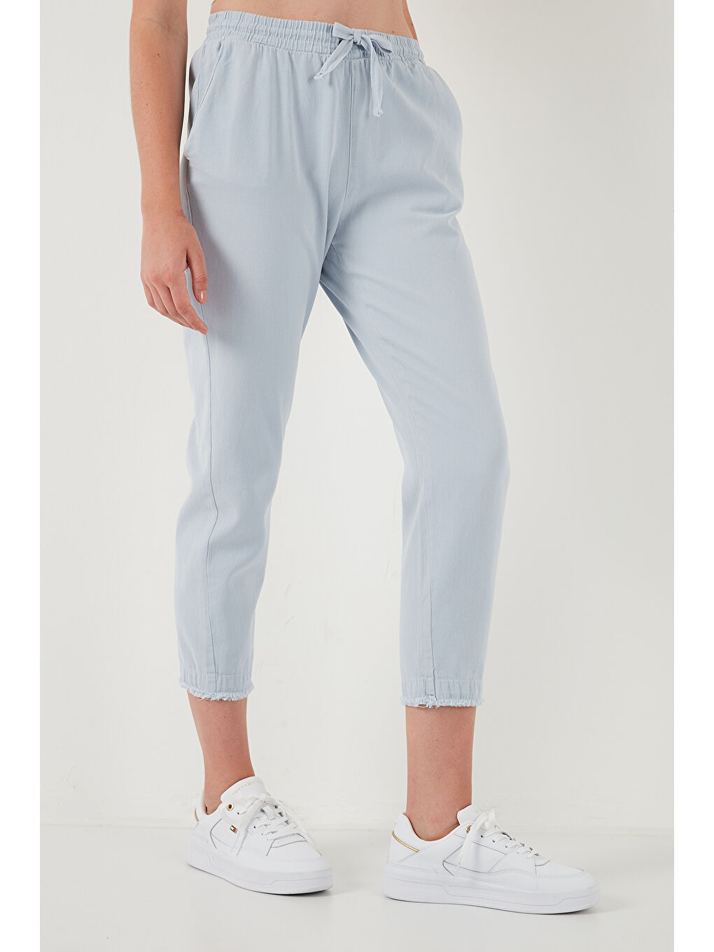 Mavi Pamuklu Normal Bel Regular Fit Düz Paça Kadın Pantolon 668YP42282S4-2