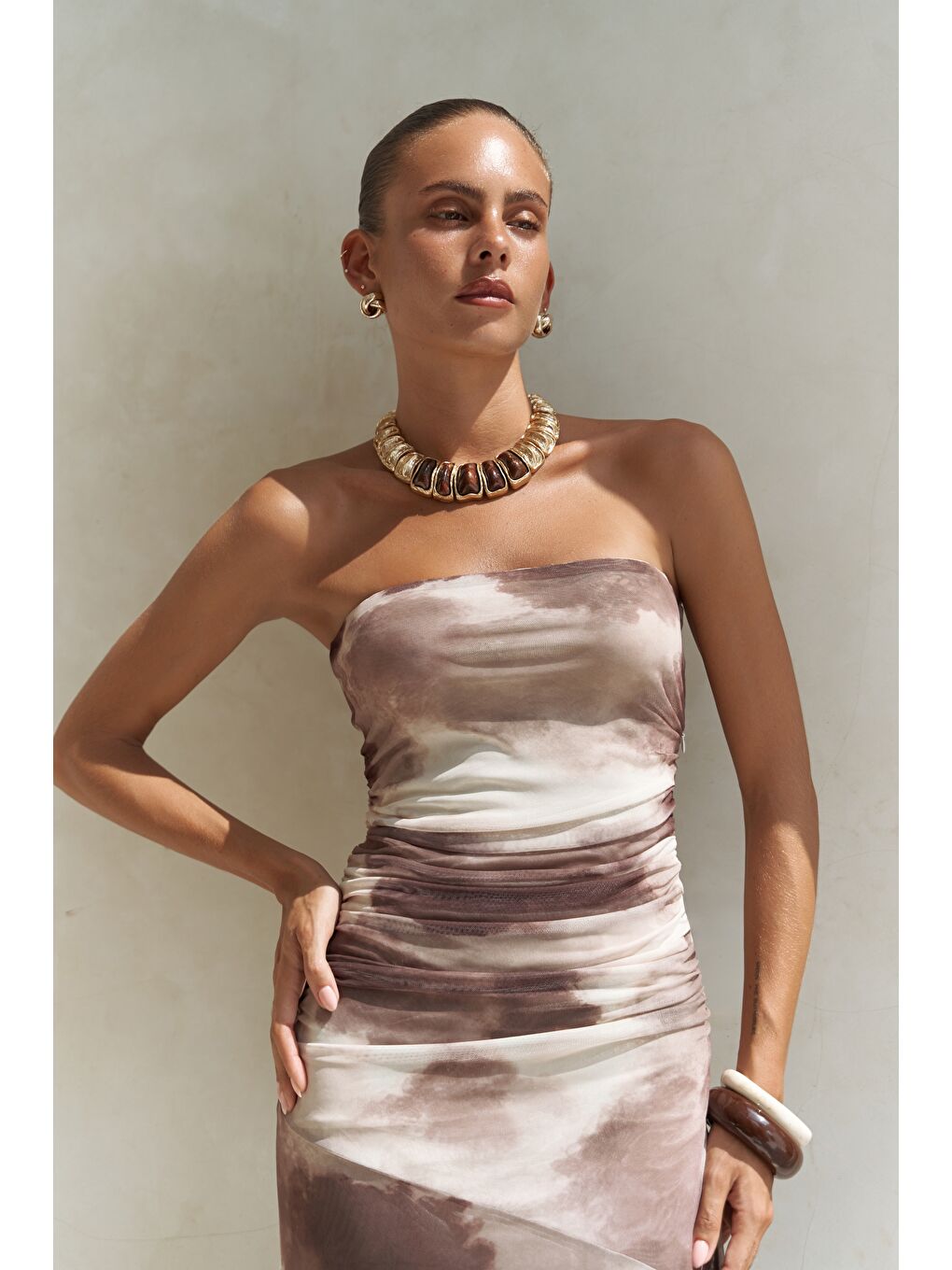 Kahverengi Stracnaha Drape Detaylı Kahve Straplez Elbise-5