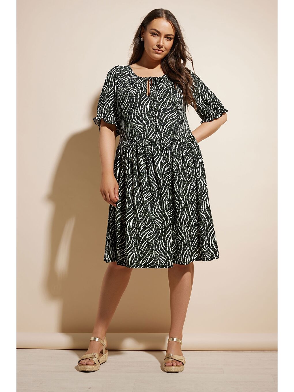 Siyah Büyük Beden Yakası Büzgülü Desenli Mini Elbise 304018-4