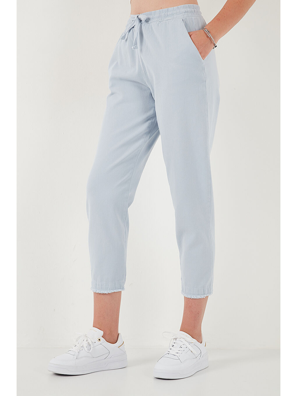 Mavi Pamuklu Normal Bel Regular Fit Düz Paça Kadın Pantolon 668YP42282S4-3