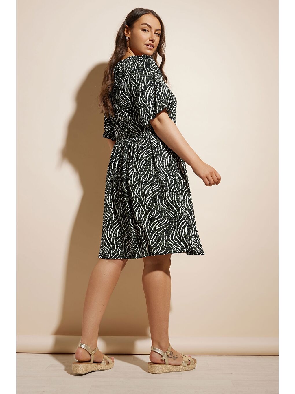 Siyah Büyük Beden Yakası Büzgülü Desenli Mini Elbise 304018-5