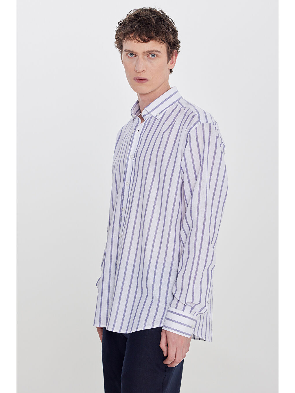 Erkek Beyaz-Lacivert Pamuklu Keten Slim Fit Dar Kesim Düğmeli Yaka Çizgili Gömlek-2