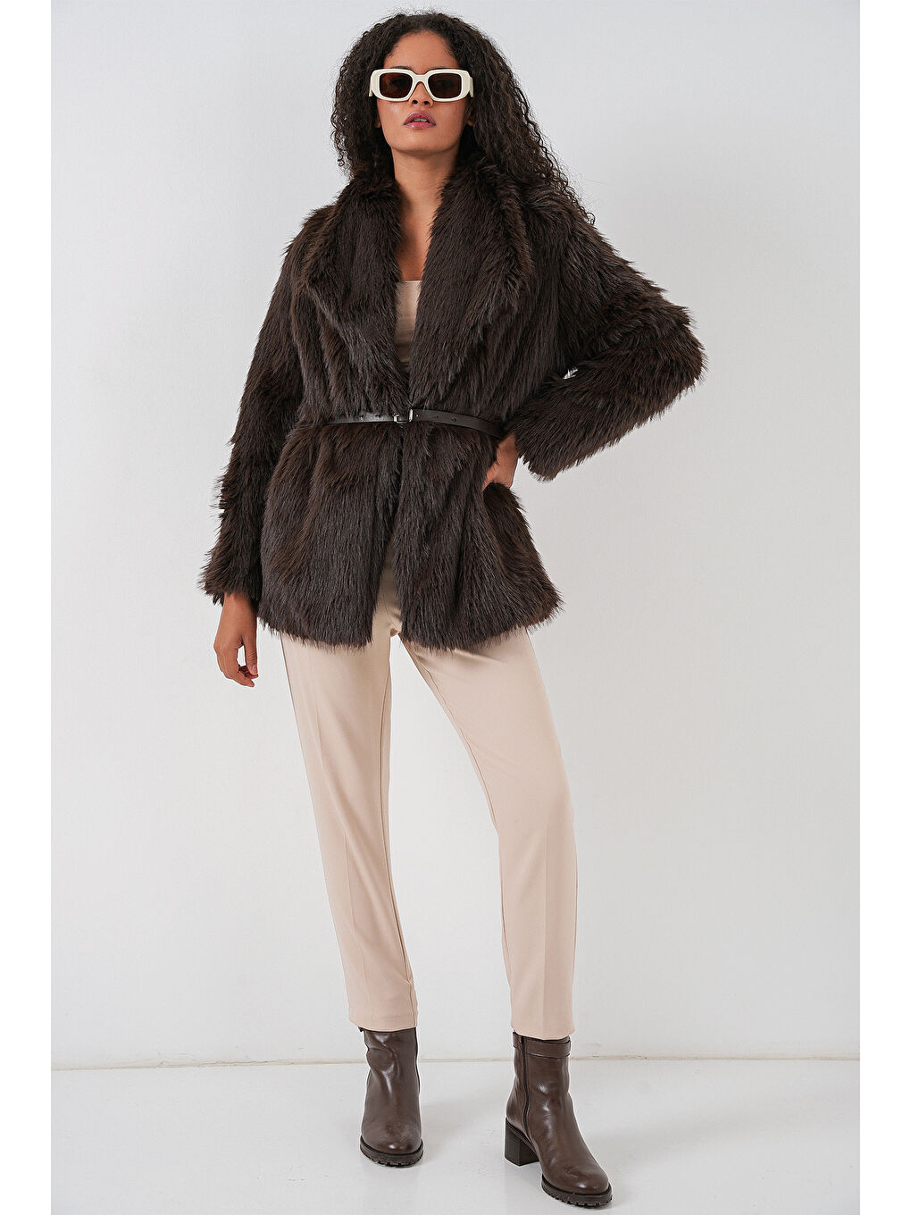 Kadın Kemerli Oversize Kürklü Kaban - Kahverengi-1