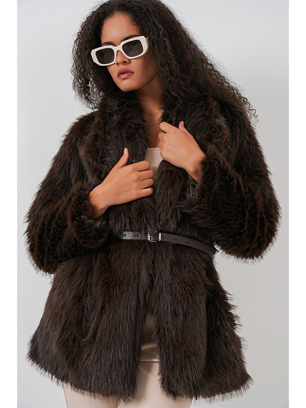 Kadın Kemerli Oversize Kürklü Kaban - Kahverengi-2