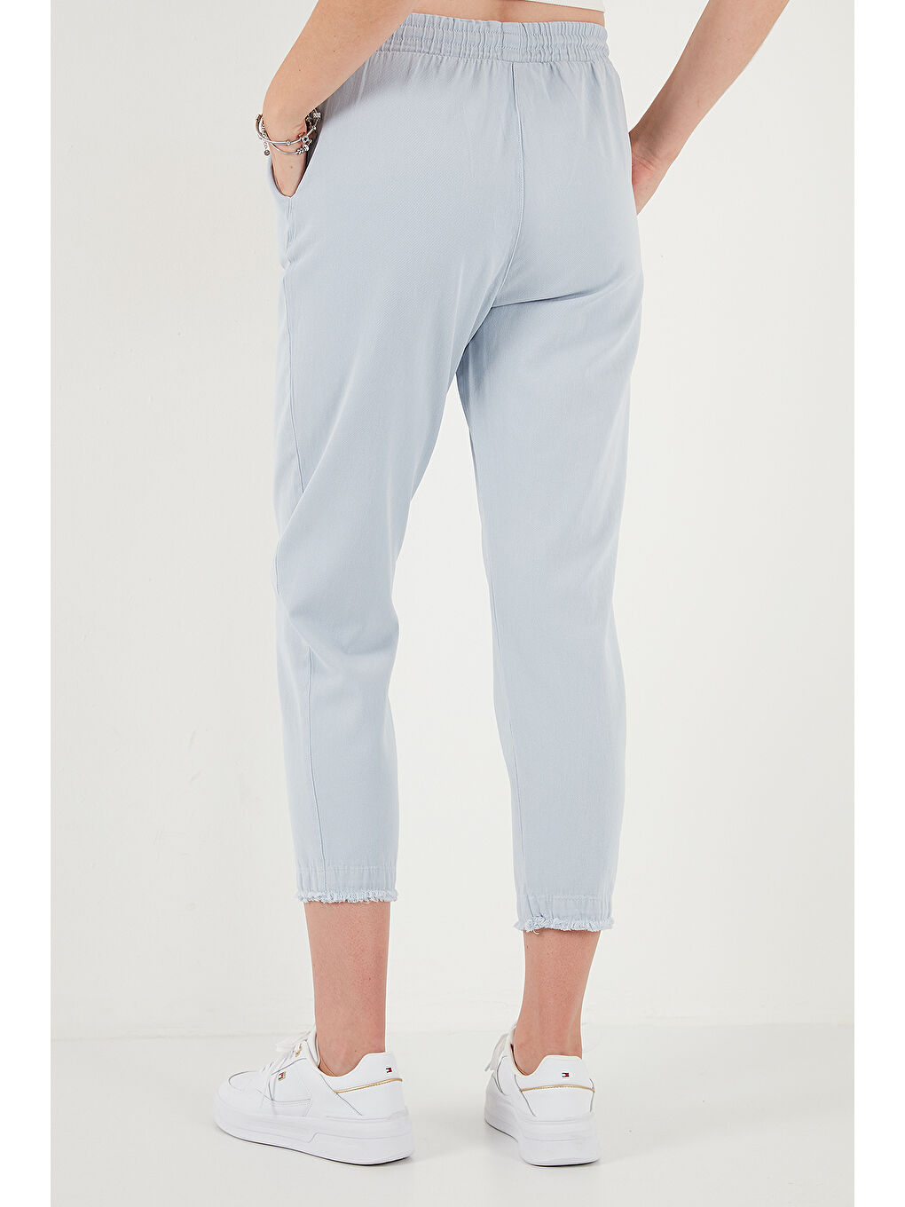 Mavi Pamuklu Normal Bel Regular Fit Düz Paça Kadın Pantolon 668YP42282S4-5