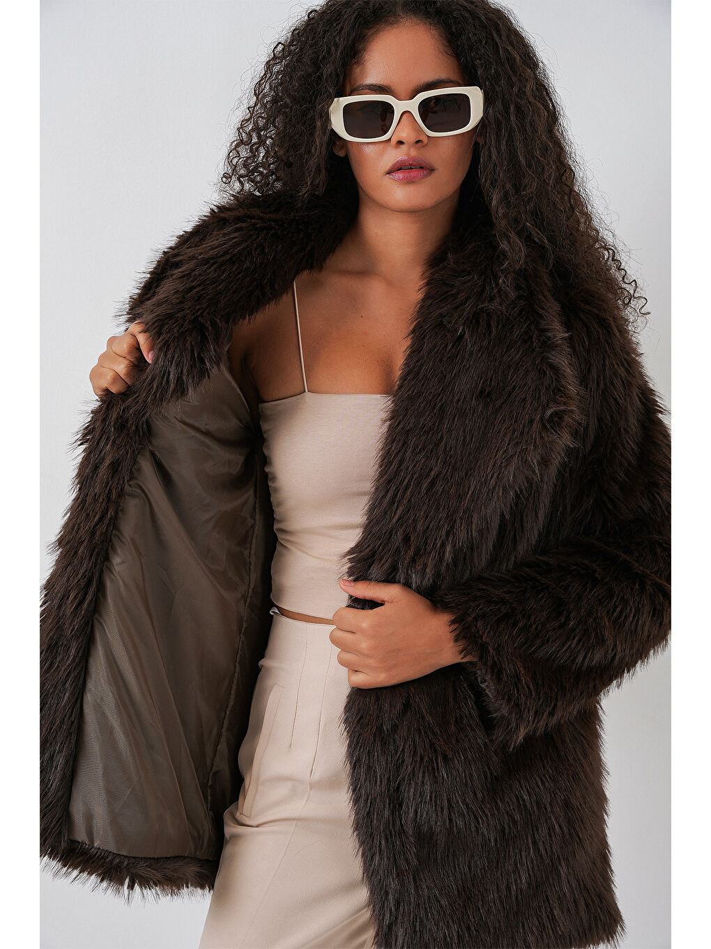 Kadın Kemerli Oversize Kürklü Kaban - Kahverengi-3