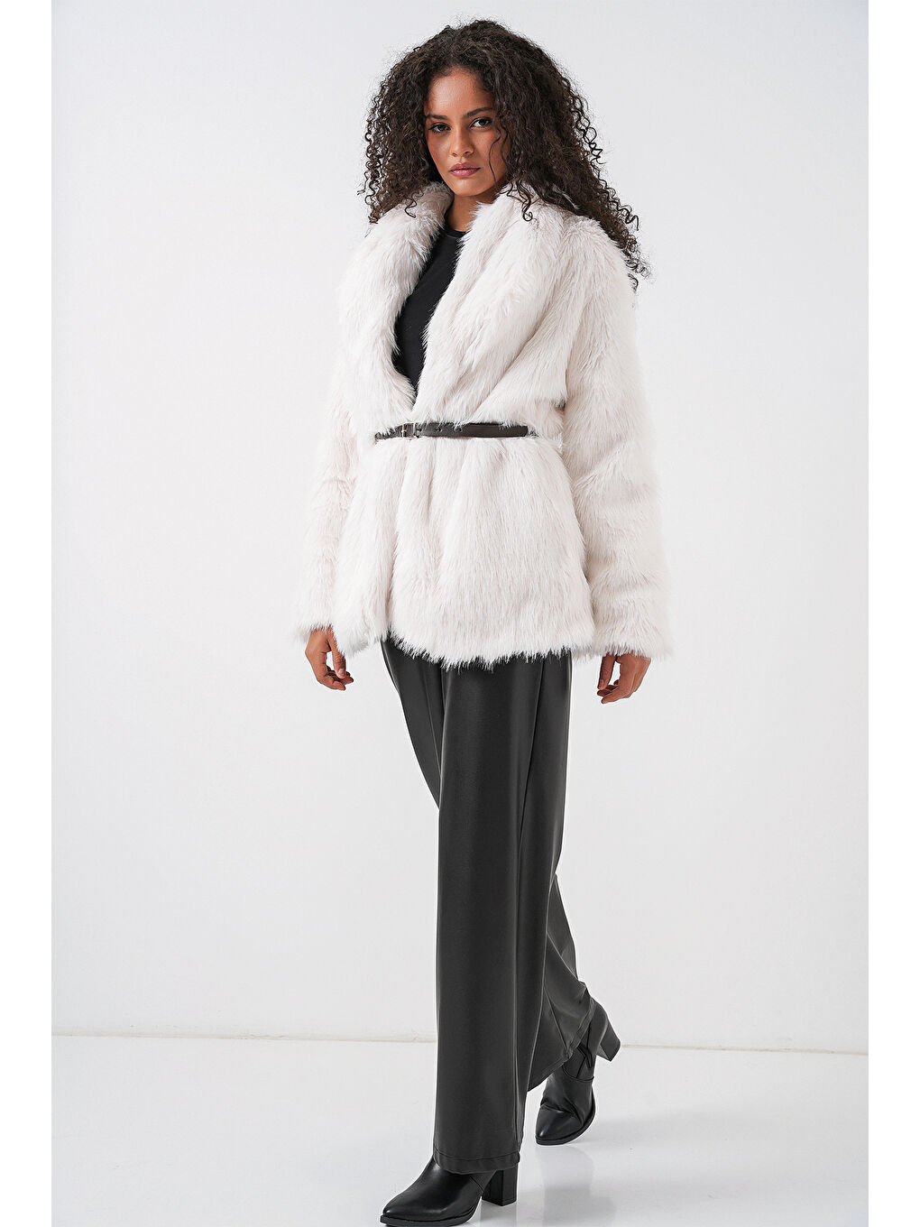 Kadın Kemerli Oversize Kürklü Kaban - Beyaz-1