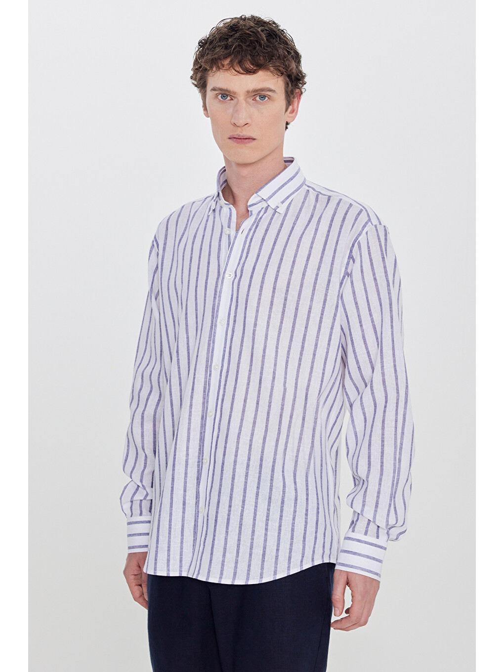 Erkek Beyaz-Lacivert Pamuklu Keten Slim Fit Dar Kesim Düğmeli Yaka Çizgili Gömlek-4