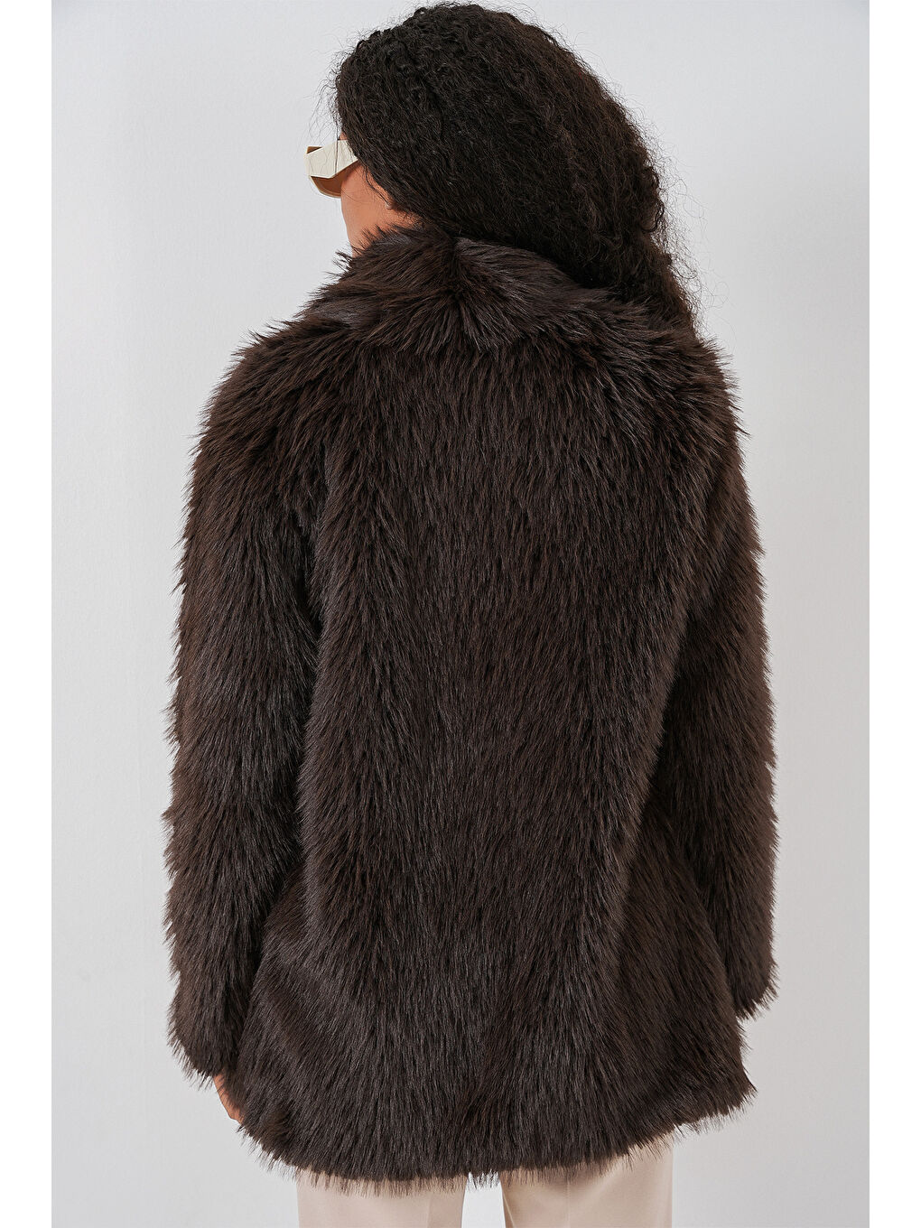 Kadın Kemerli Oversize Kürklü Kaban - Kahverengi-5