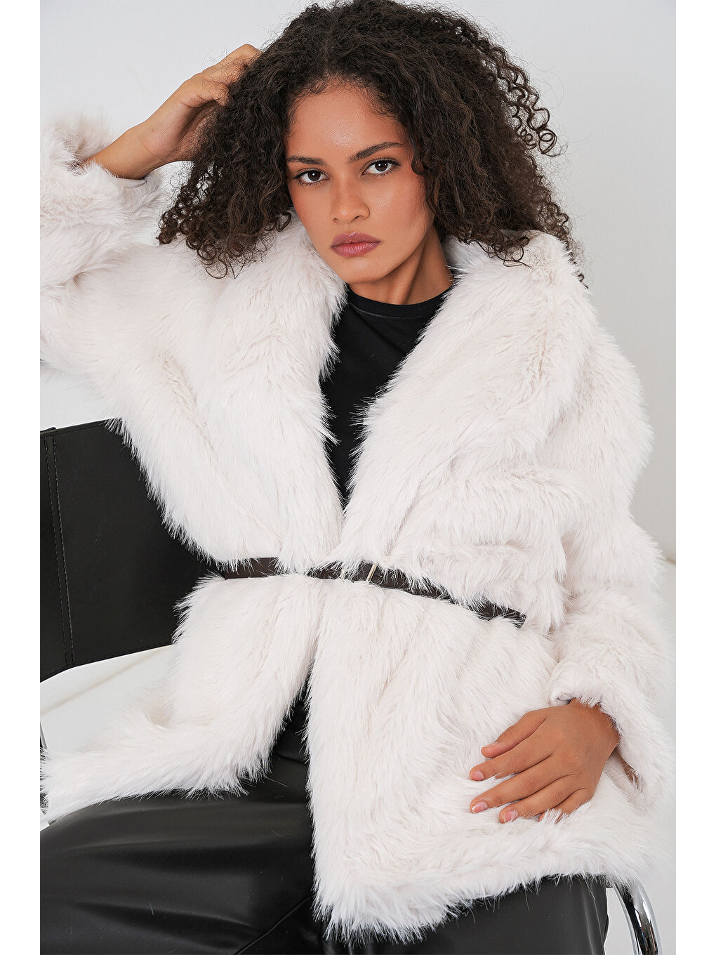 Kadın Kemerli Oversize Kürklü Kaban - Beyaz-2