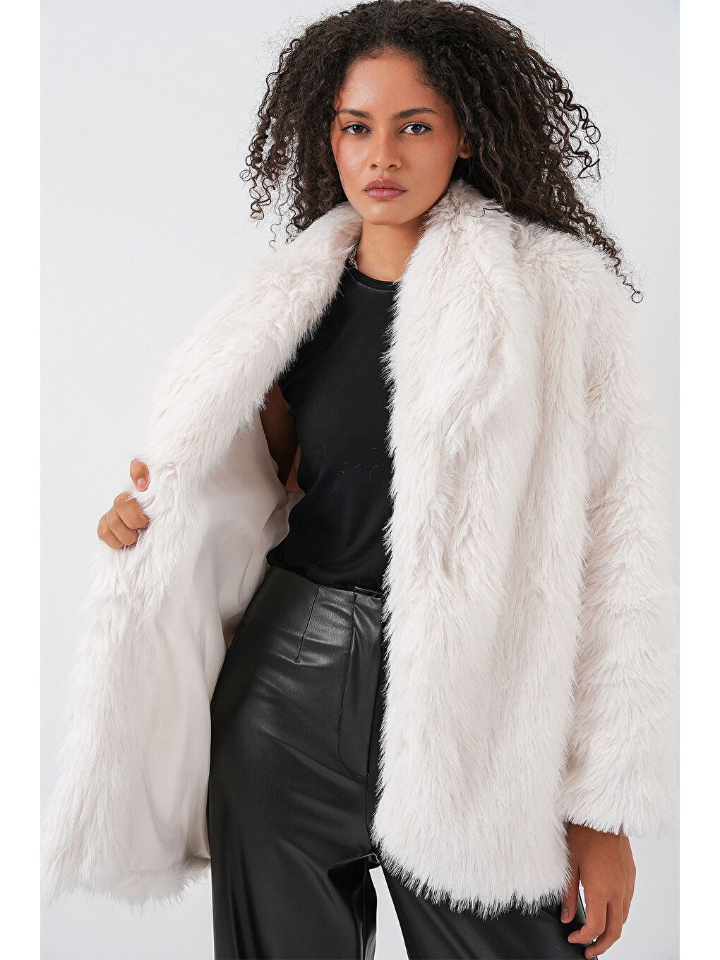Kadın Kemerli Oversize Kürklü Kaban - Beyaz-3