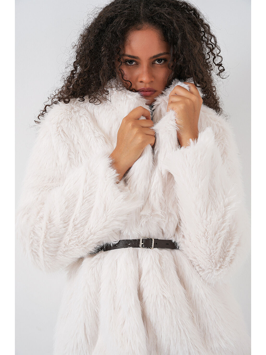 Kadın Kemerli Oversize Kürklü Kaban - Beyaz-4