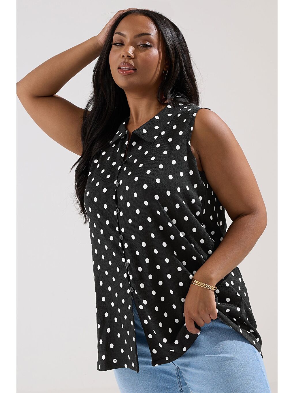 Siyah Büyük Beden Polo Yaka Sıfır Kol Düğmeli Puantiyeli T-shirt 303958