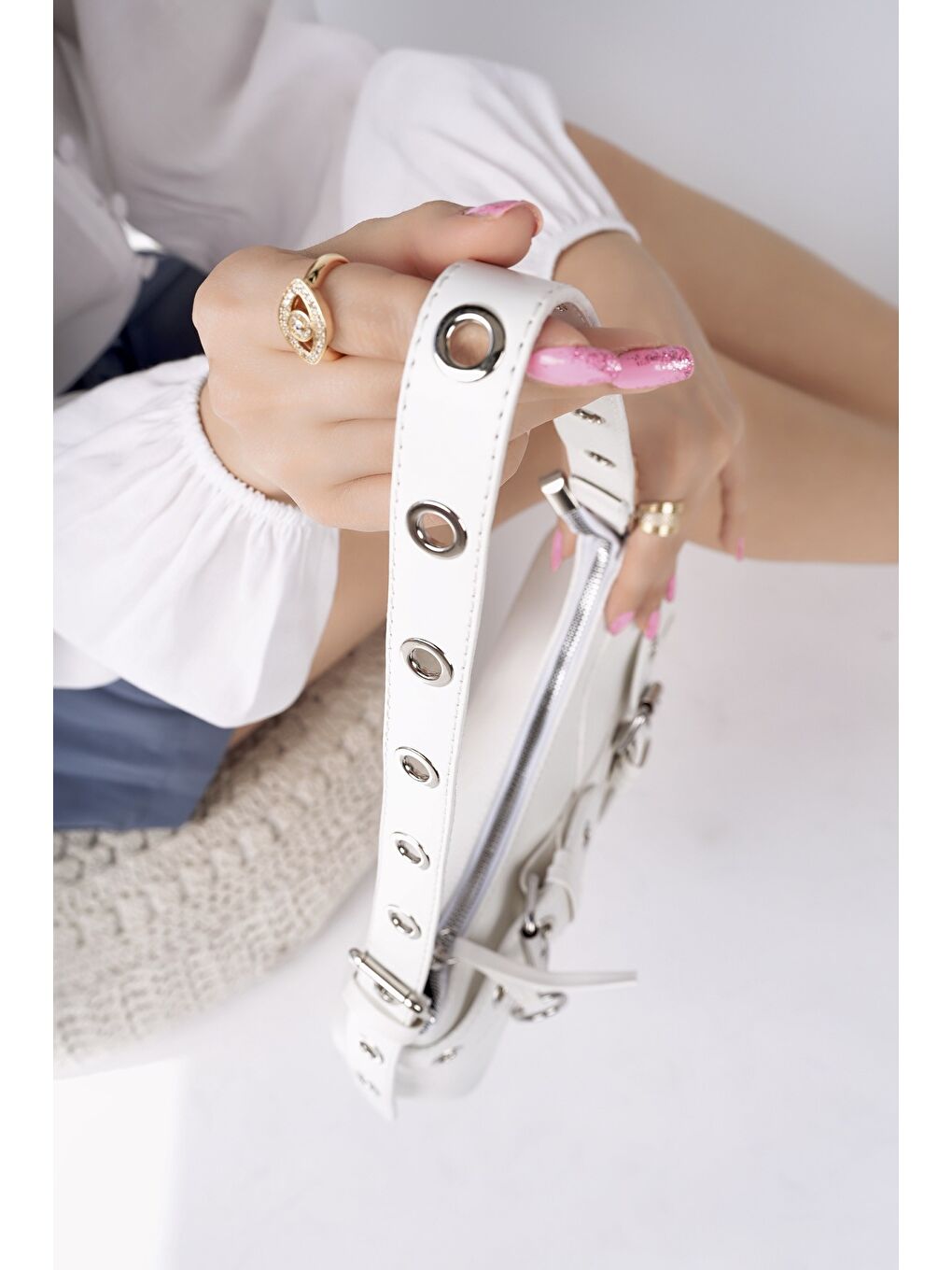 Beyaz DOCPE Kadın Kemer Detaylı Baget Çanta-3