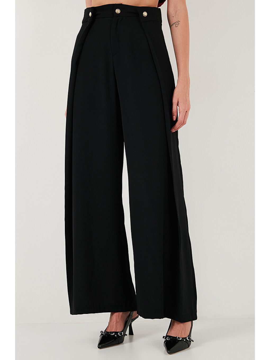 Siyah Düğmeli Pile Detaylı Wide Leg Yüksek Bel Geniş Paça Pantolon 68351133-1