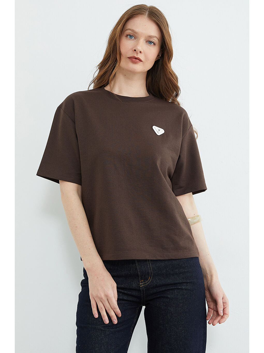 Kahverengi Metal Aksesuarlı Bisiklet Yaka Tişört