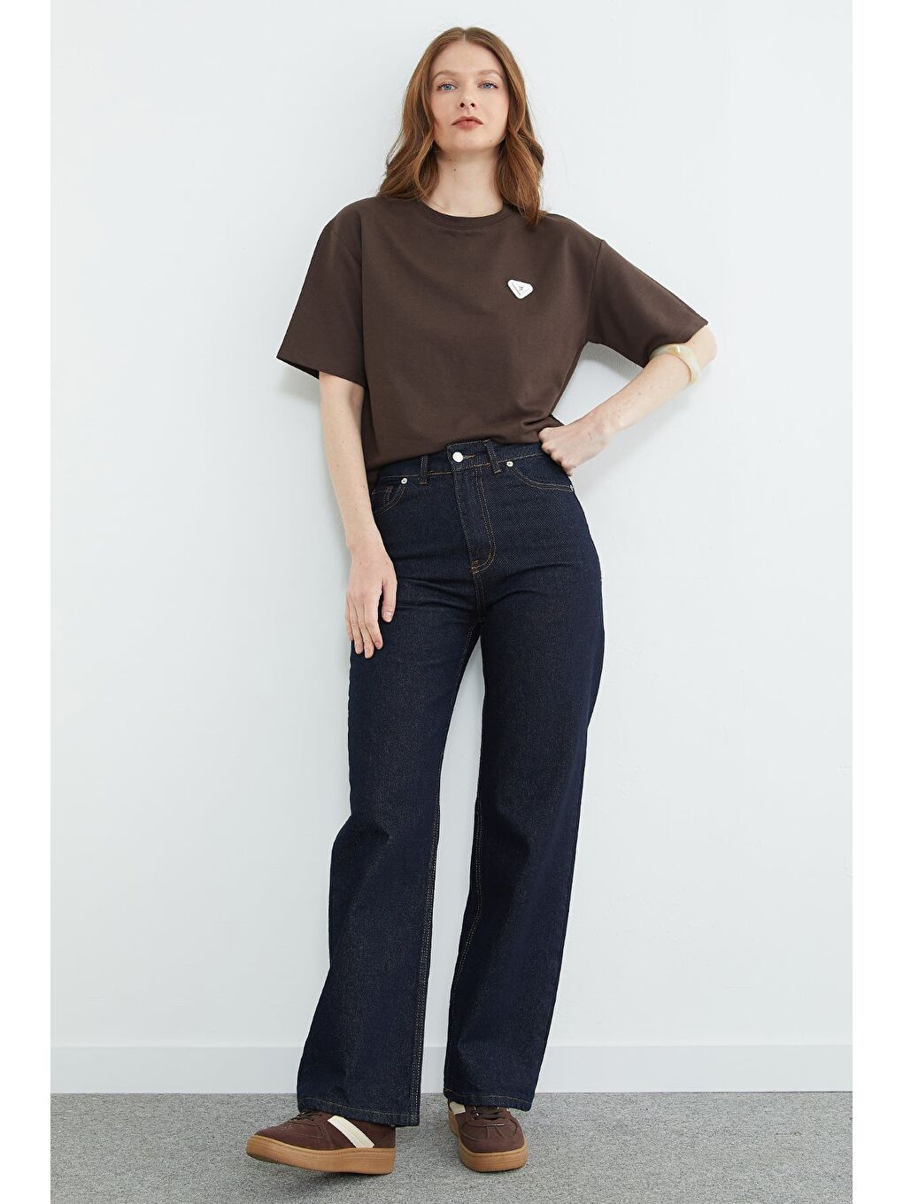 Kahverengi Metal Aksesuarlı Bisiklet Yaka Tişört-1