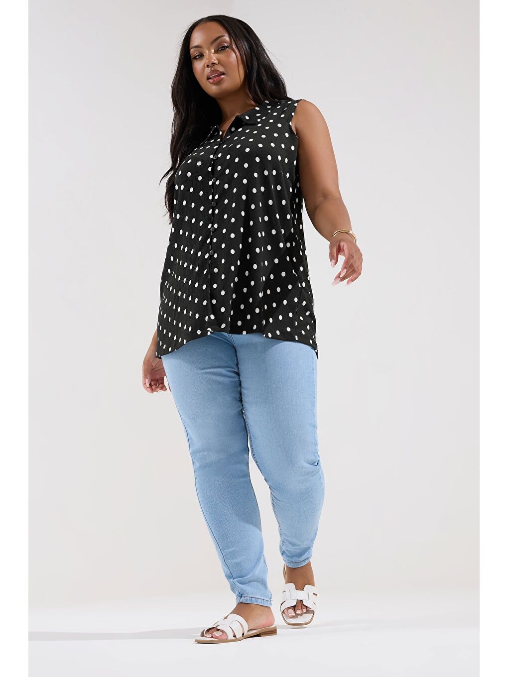 Siyah Büyük Beden Polo Yaka Sıfır Kol Düğmeli Puantiyeli T-shirt 303958-1