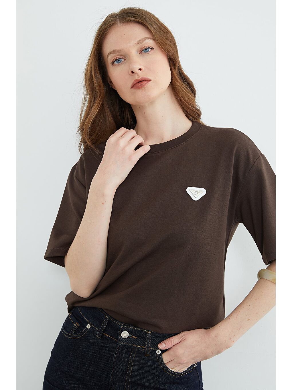 Kahverengi Metal Aksesuarlı Bisiklet Yaka Tişört-3