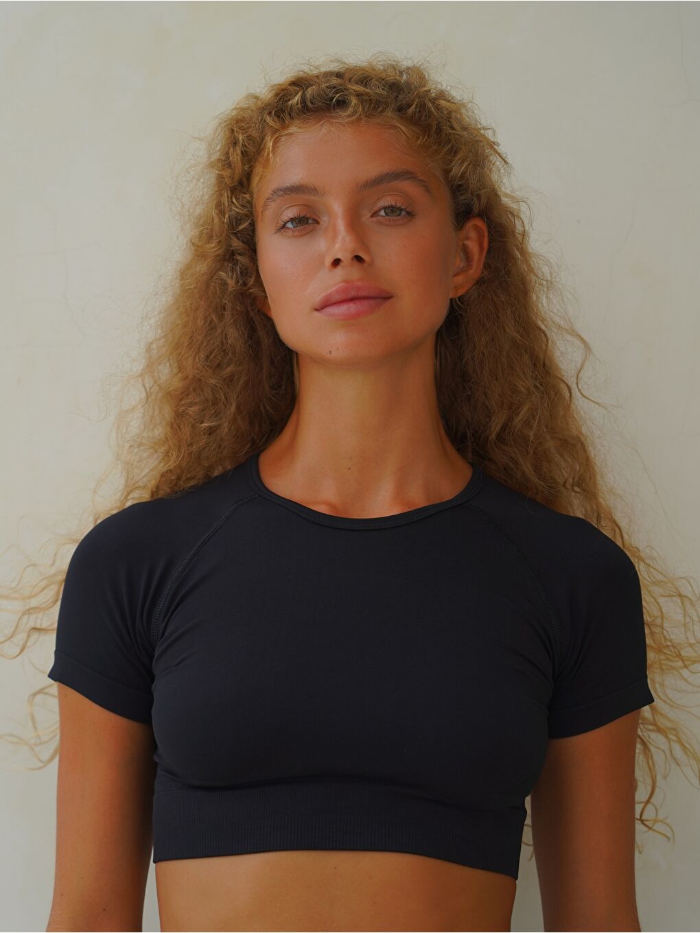 Rufus Siyah Kısa Kollu Crop Top-2