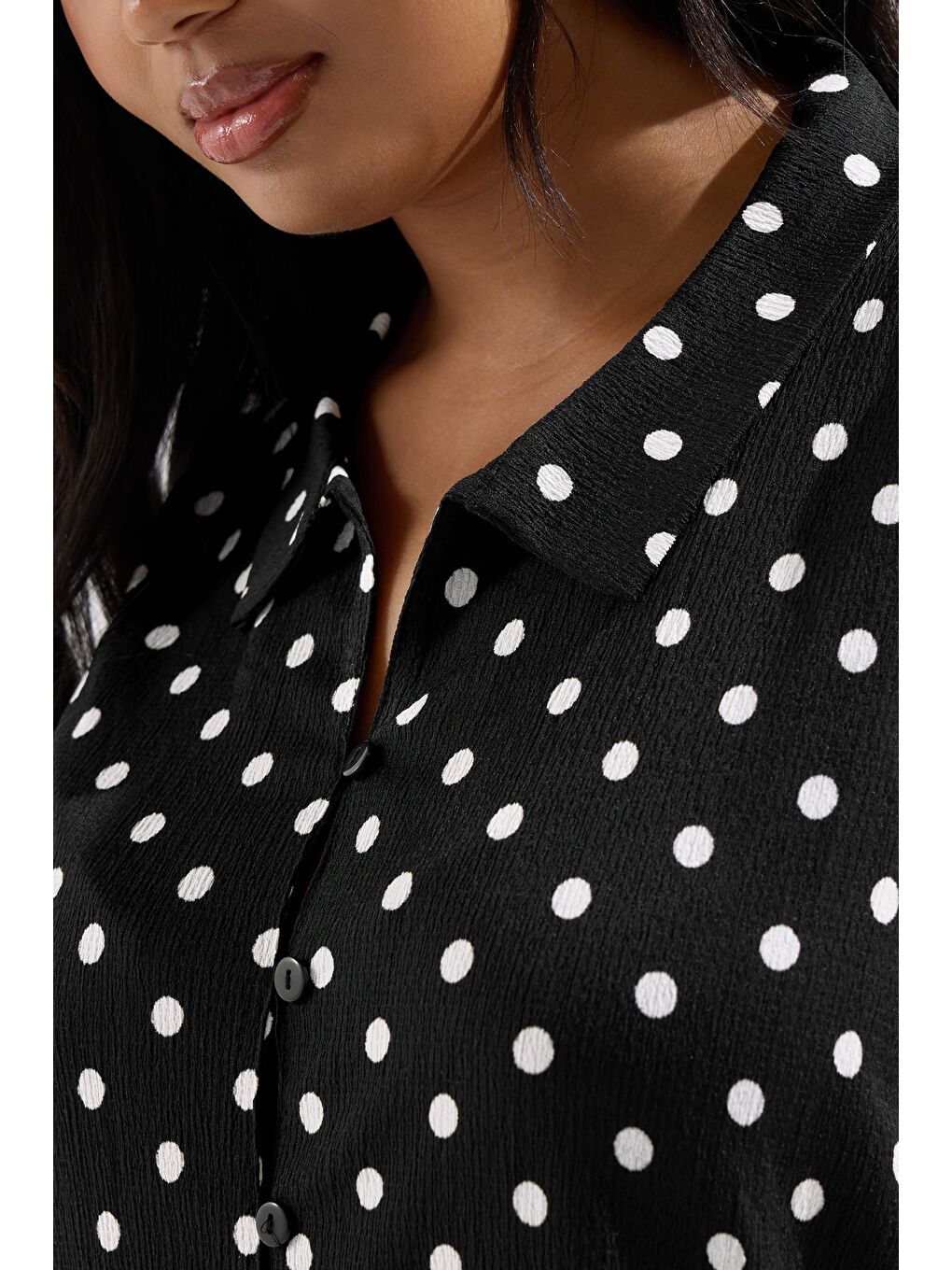 Siyah Büyük Beden Polo Yaka Sıfır Kol Düğmeli Puantiyeli T-shirt 303958-3