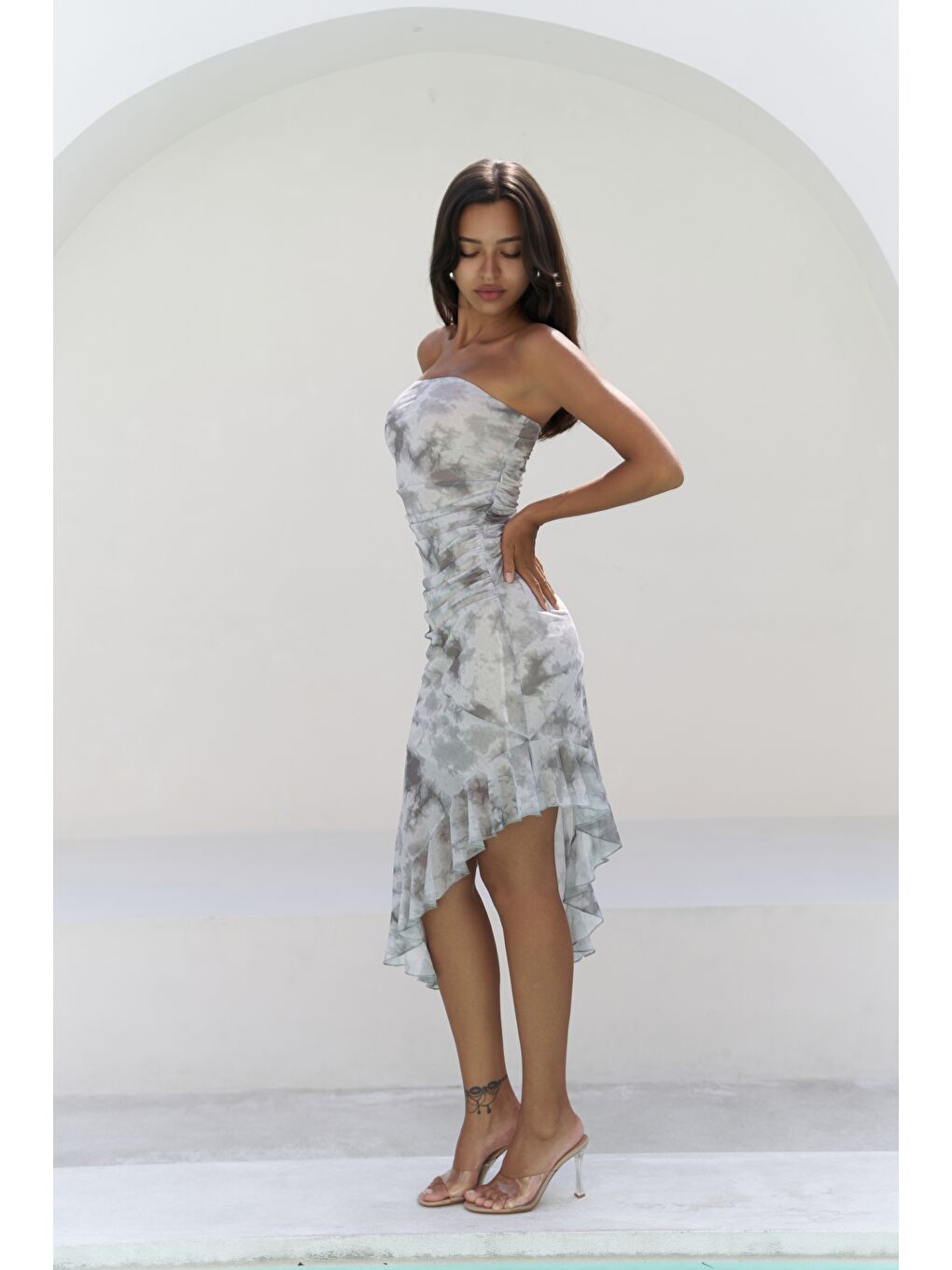 Stracnaha Drape Detaylı Gri Straplez Elbise-3