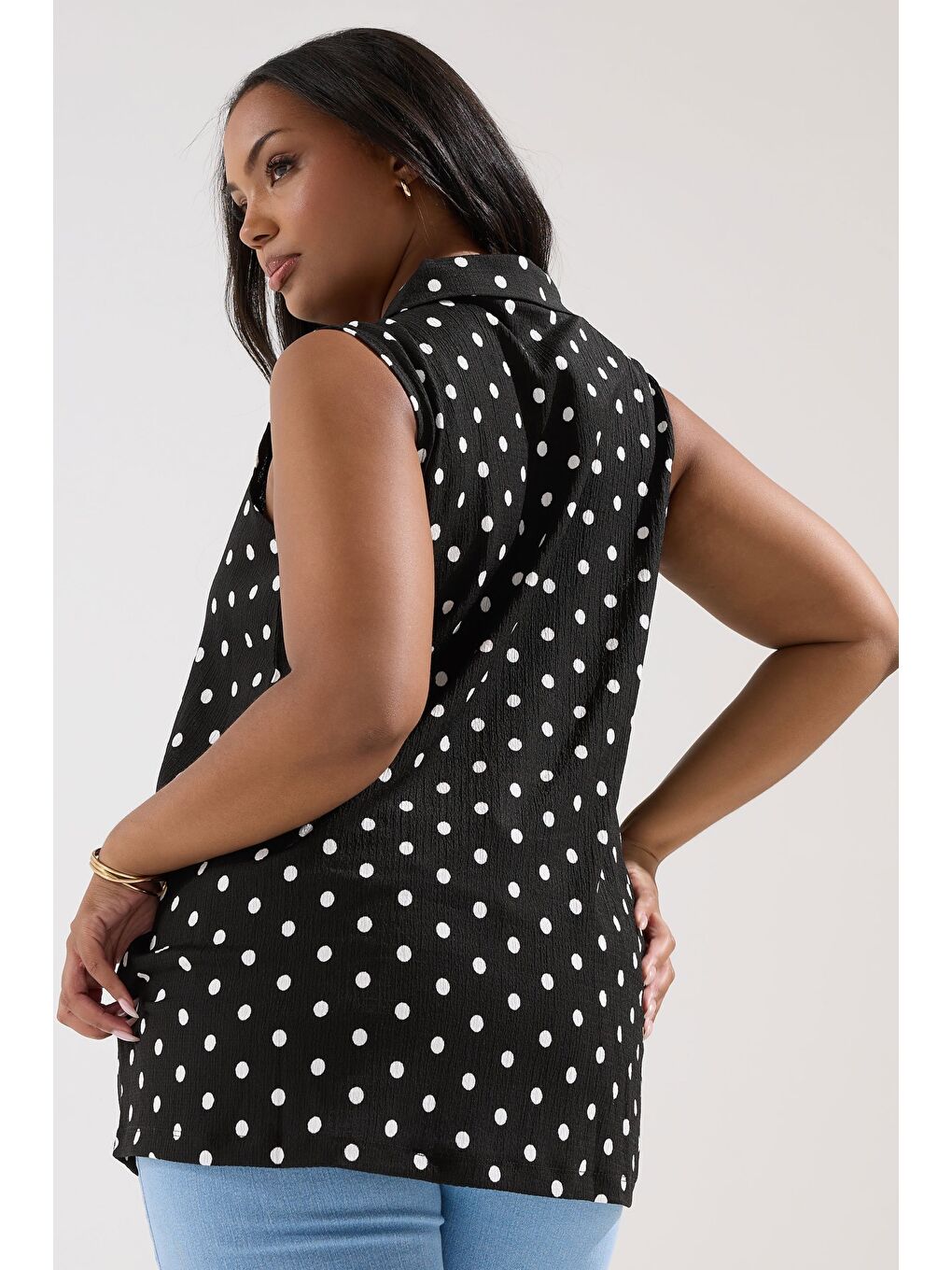 Siyah Büyük Beden Polo Yaka Sıfır Kol Düğmeli Puantiyeli T-shirt 303958-4