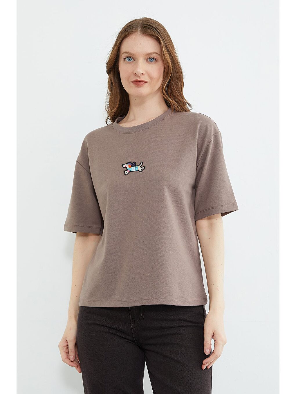 Kahverengi Köpek Nakışlı Bisiklet Yaka Salaş Tişört-1