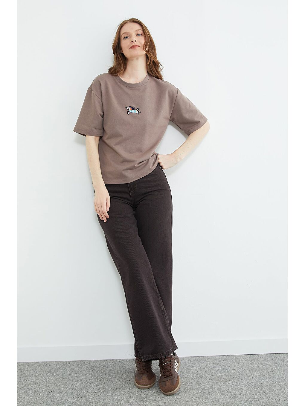 Kahverengi Köpek Nakışlı Bisiklet Yaka Salaş Tişört-4