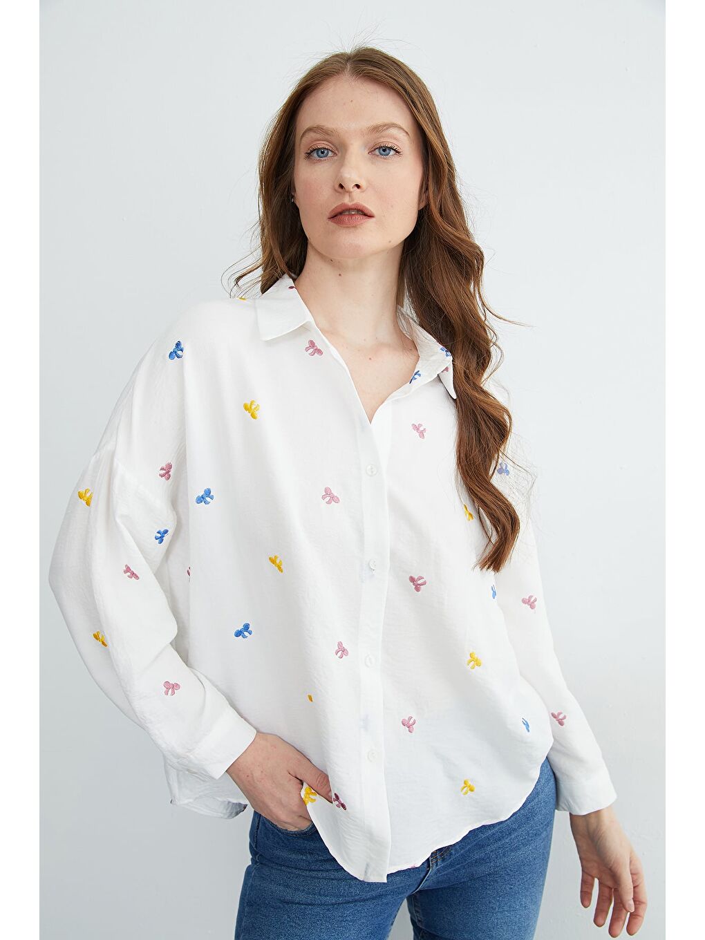 Beyaz Fiyonk Nakışlı Oversize Gömlek