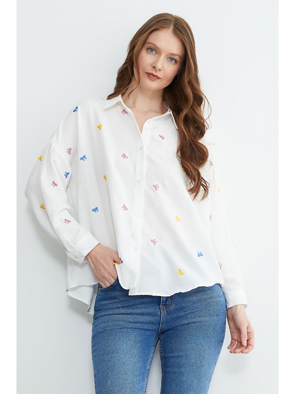 Beyaz Fiyonk Nakışlı Oversize Gömlek-2